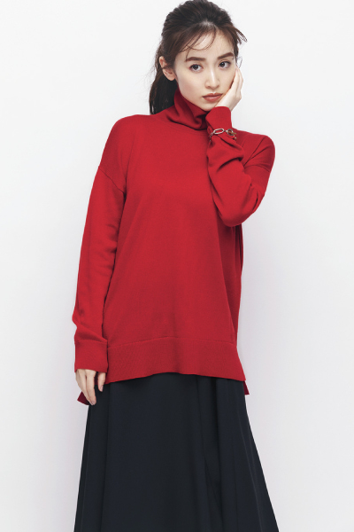 赤セーター×黒フレアスカート