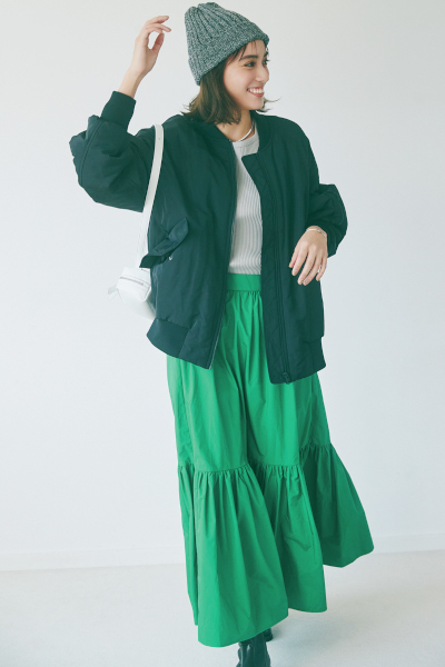 グレーニット帽×黒ブルゾン×グリーンスカート