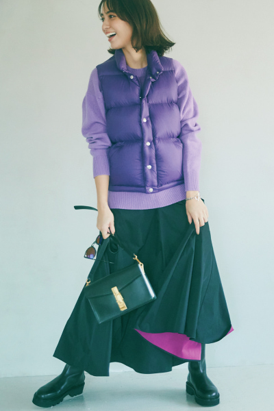 薄紫ニット×濃い紫ベスト×黒スカート