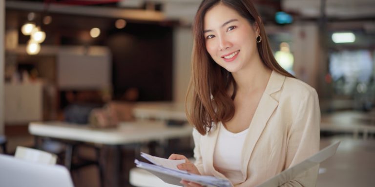 「知的な人」にみられる特徴とは? 当てはまる言動や行動について詳しく解説 | Oggi.jp