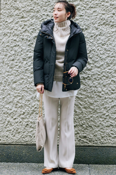 冬の【白セーターコーデ23選】カジュアルもきれいめも上品に映えるかわいい着こなし | Oggi.jp