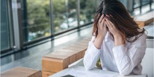 【打たれ弱い】人の特徴は? 自信がない原因や付き合い方、克服方法を紹介 | Oggi.jp
