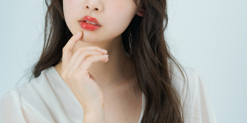 口元に手を当てた色気のある女性の写真