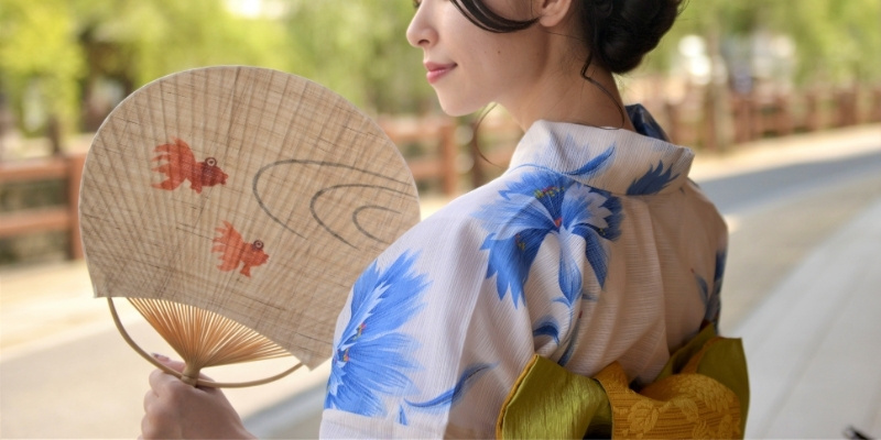 浴衣の女性の後姿の写真