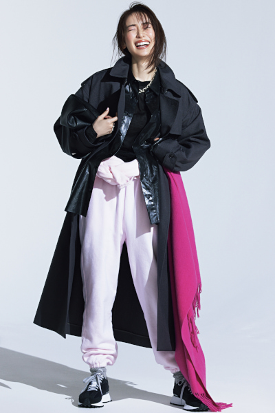 黒レザーシャツ×ピンクスウェットパンツ×黒コート
