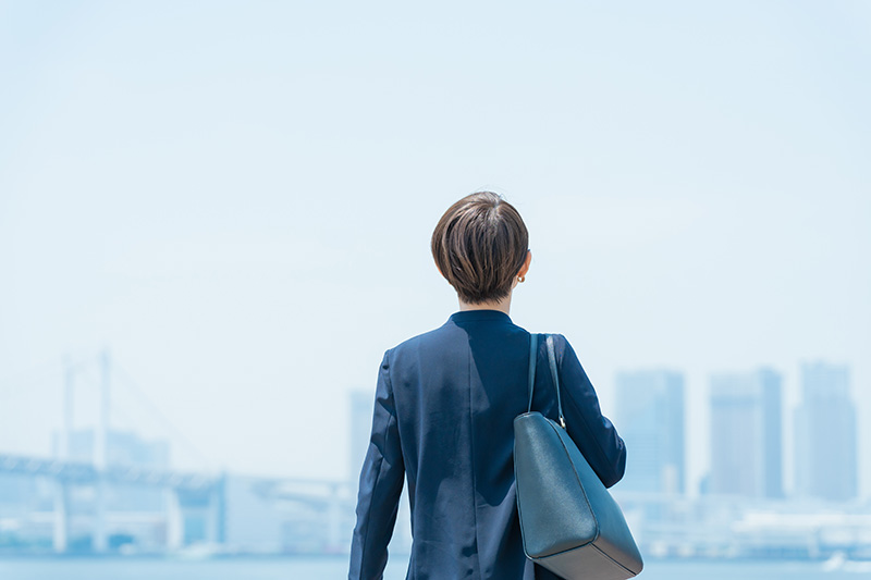 ビジネスウーマンの後ろ姿
