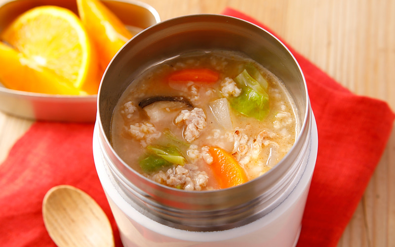 コンソメ、野菜、オートミールの栄養バランス◎スープ