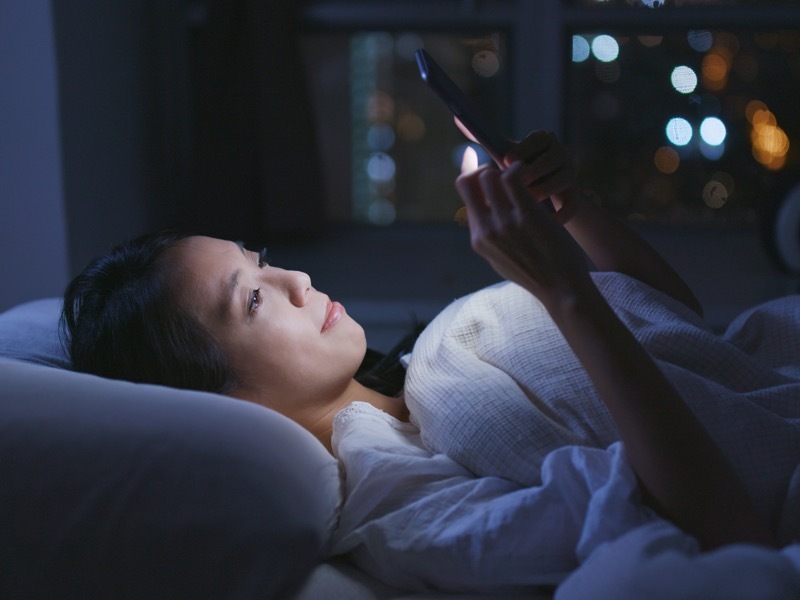 くらやみで携帯みる女性