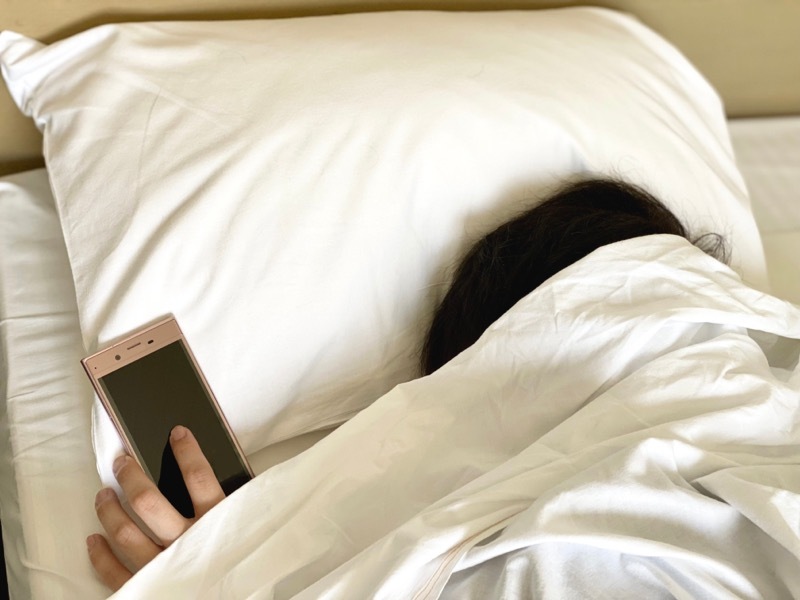 布団で眠る女性