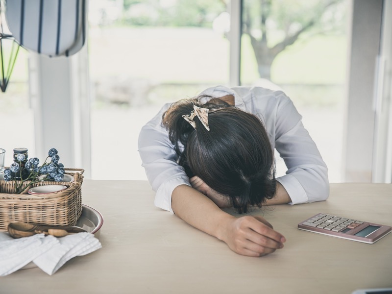 寝落ちする女性
