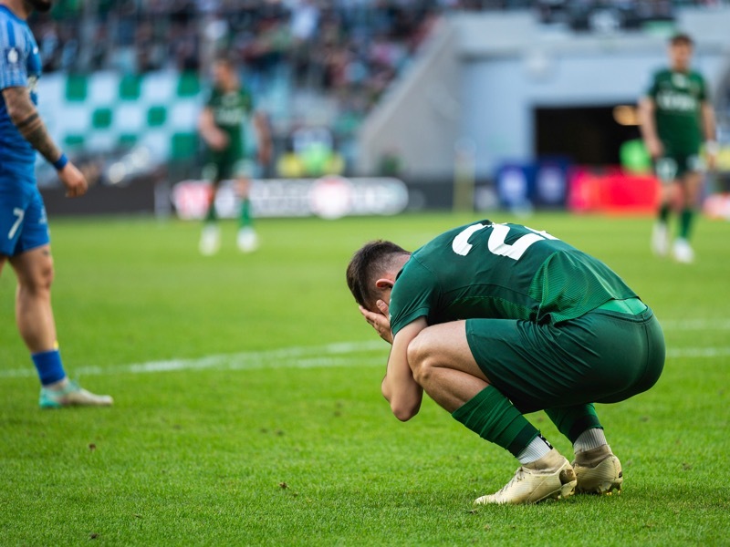 うなだれる選手