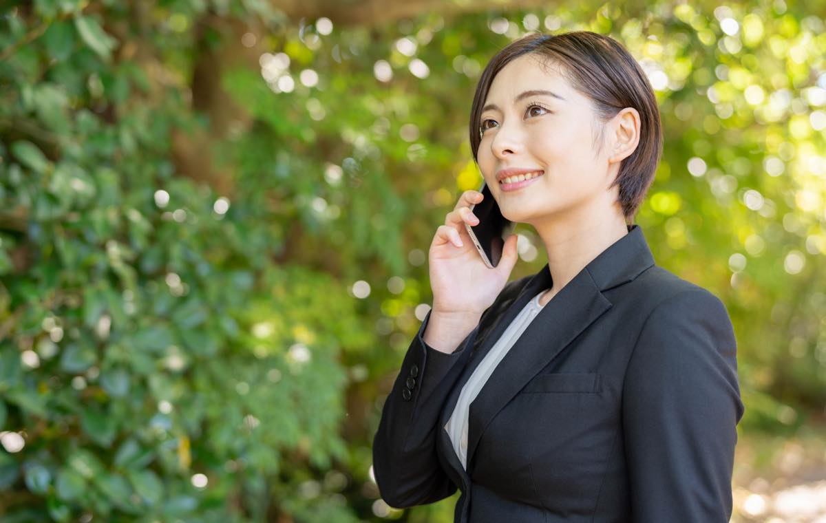 電話する女性