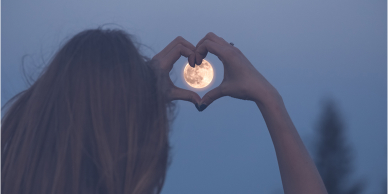月が綺麗ですね」は愛の告白？ 異性から言われたときの返し方や由来を解説 | Oggi.jp