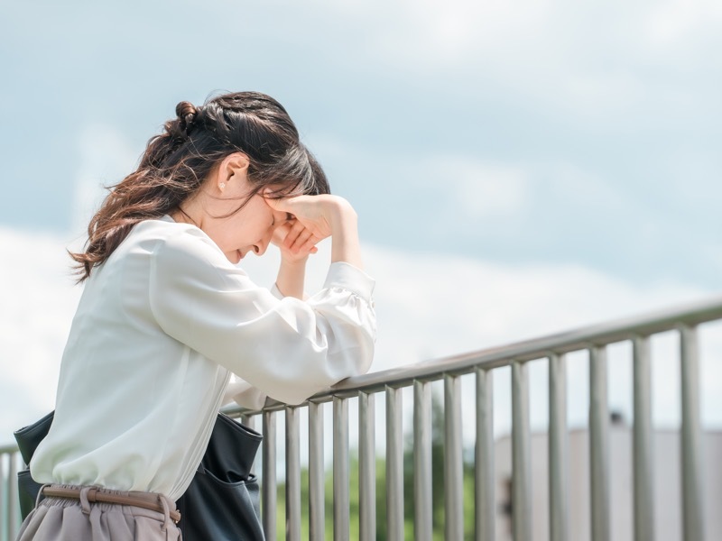 下を向く女性