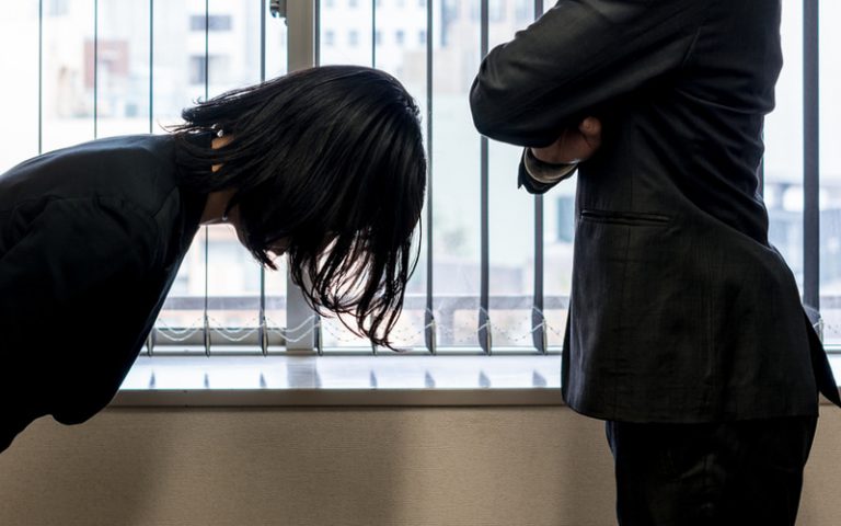 謝罪メールで信頼回復するには? 件名・本文の例と失礼を避けるコツ | Oggi.jp