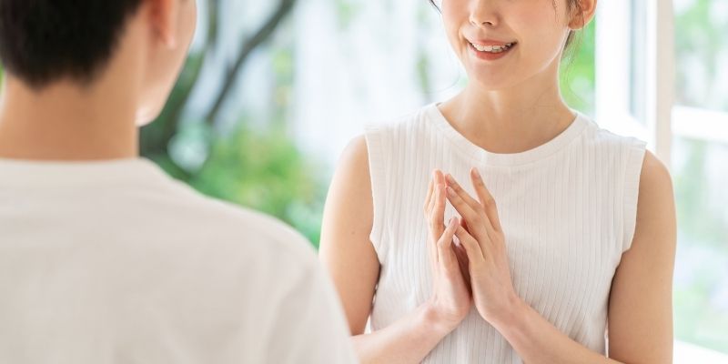 笑顔で話す男女の写真