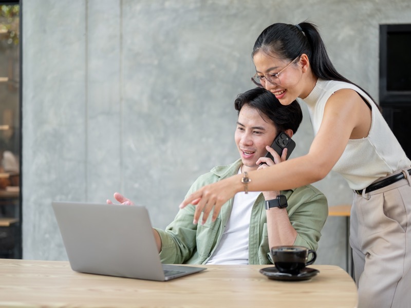 pc見ながら会話する男女