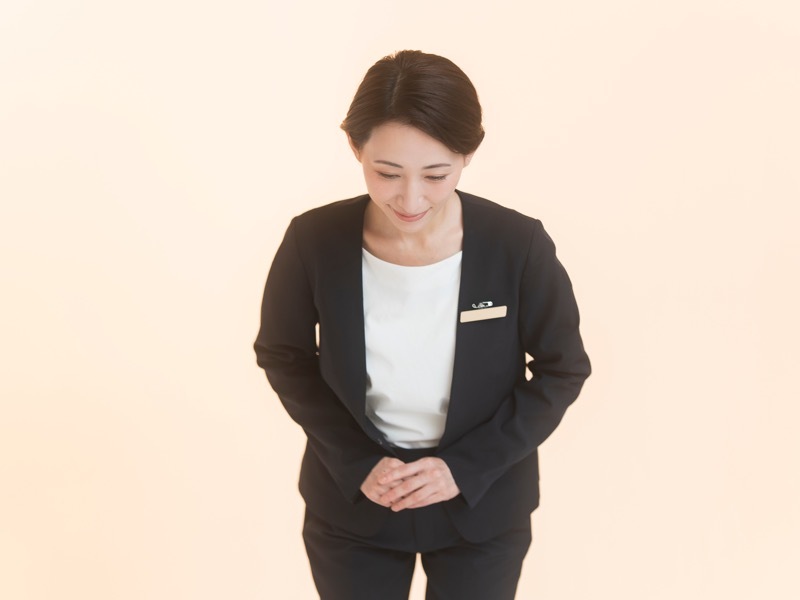 お辞儀する女性