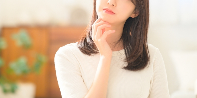 考える女性の写真