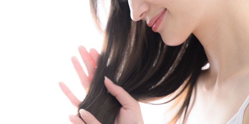 髪をお手入れする女性の写真