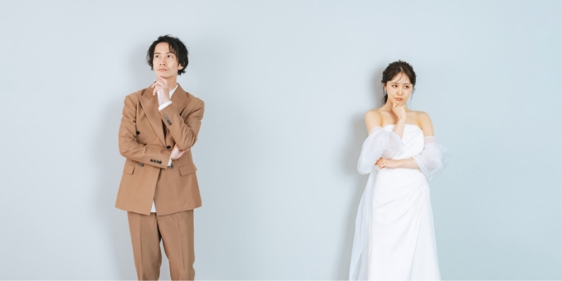 考える新郎新婦の写真