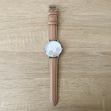 ミッキーデザインの腕時計が机に置いてある
