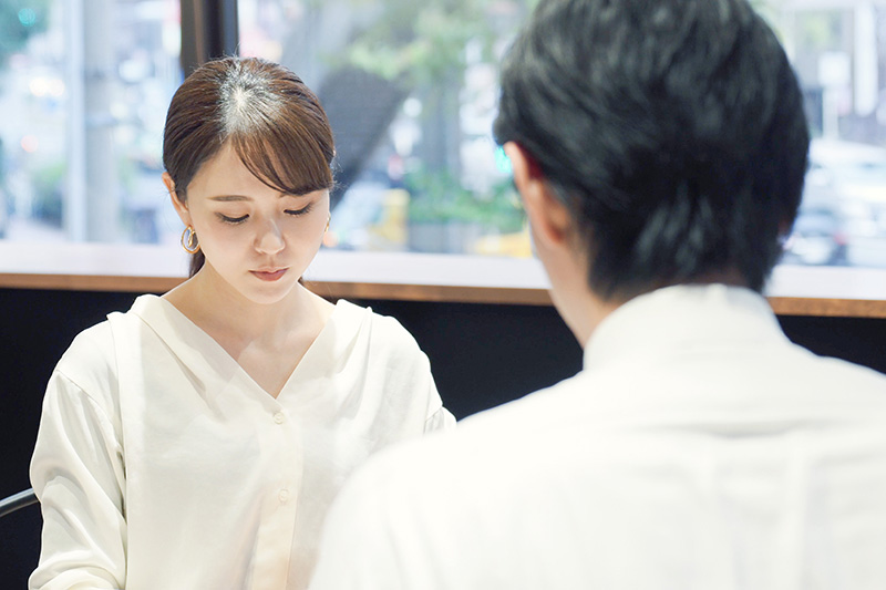 向かい合う男女