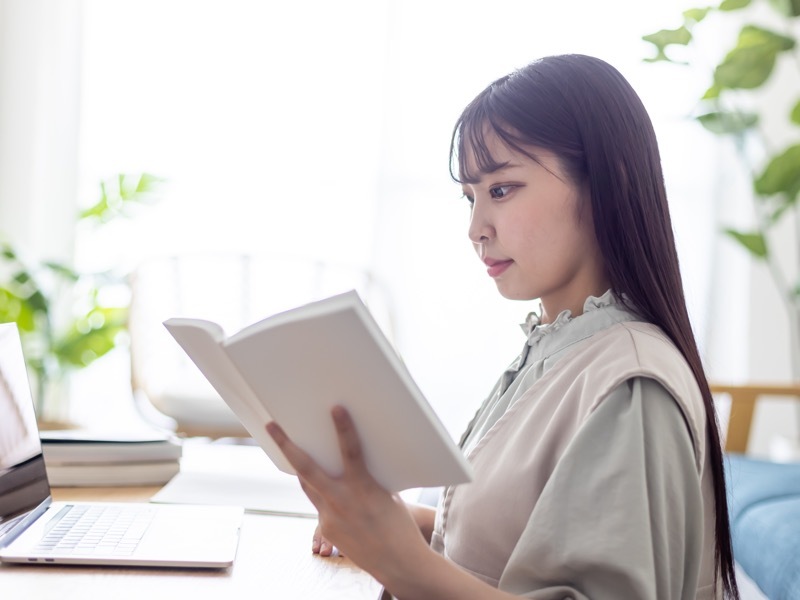 本を読む女性