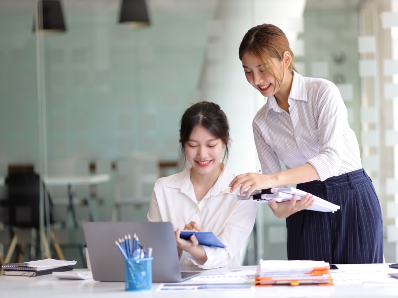 仕事中の女性二人