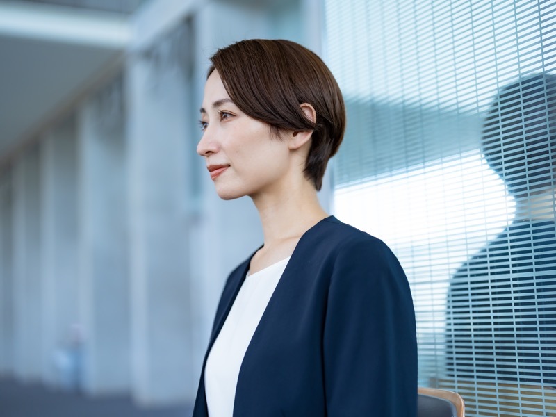 前をむく女性