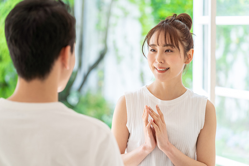 話をする男女