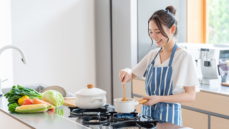 料理をする女性