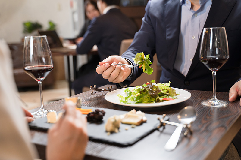 レストランで食事をするカップル