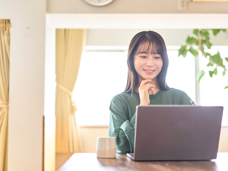 パソコン見る女性
