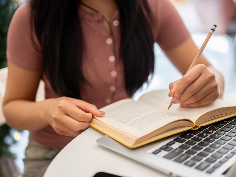 ノート記入してる女性