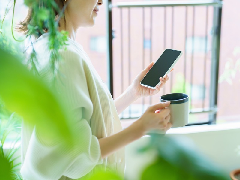 スマホ見る女性