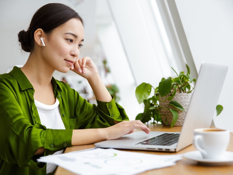 pc作業する女性