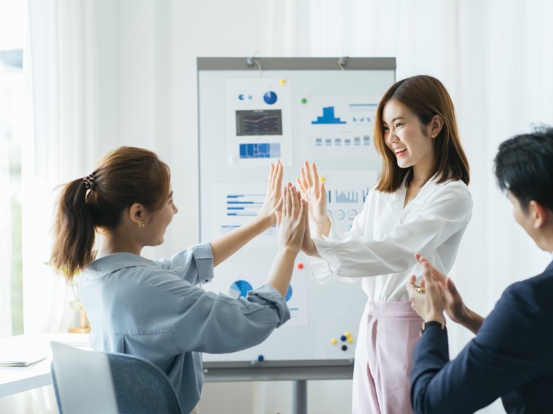 会議　手を取り合う女性