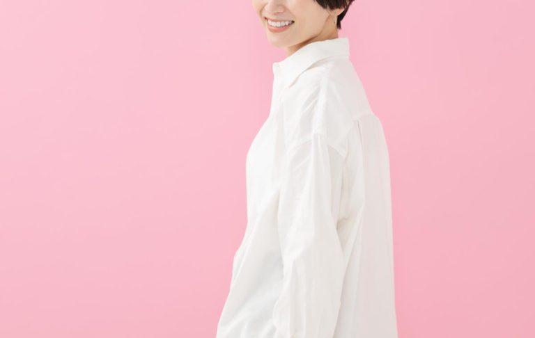 「見返す」の意味とは? 使い方や「見直す」との違い、英語表現まで解説 | Oggi.jp
