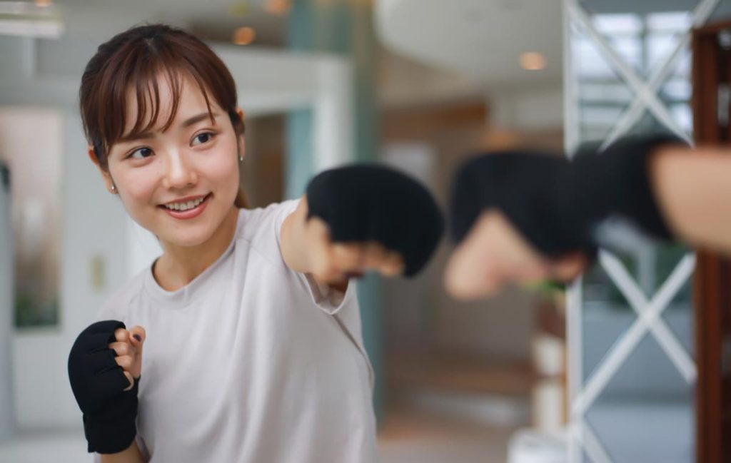 「見返す」の意味とは? 使い方や「見直す」との違い、英語表現まで解説 | Oggi.jp