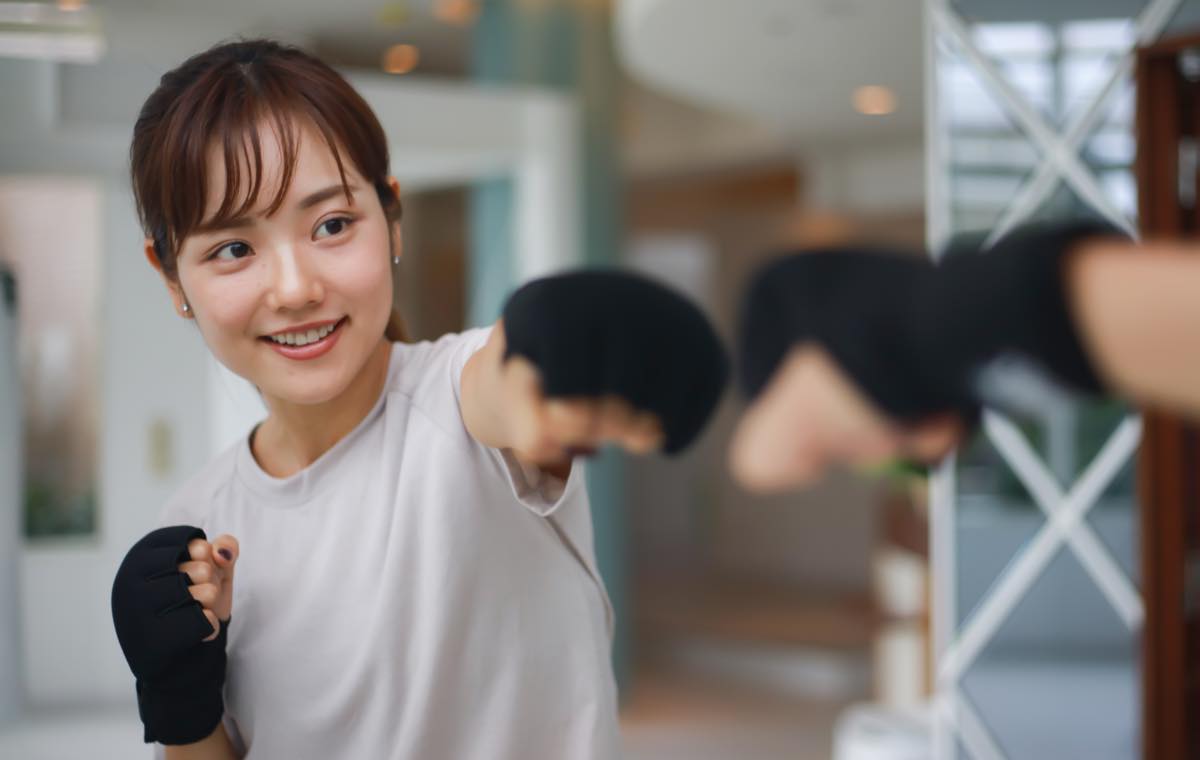 自分磨きする女性
