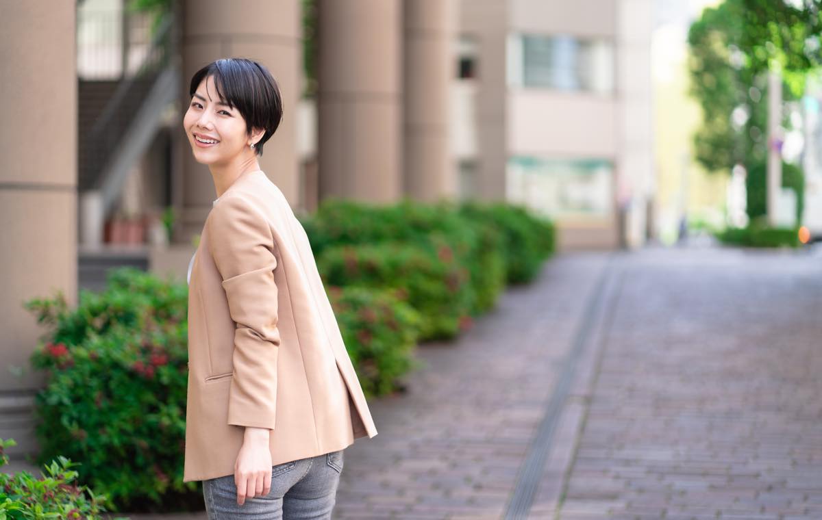 見返す女性