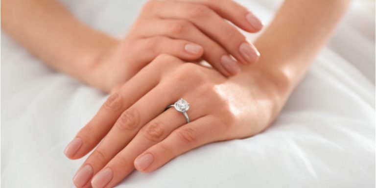 「薬指」と呼ばれる理由とは?「薬指」が長い男女の恋愛傾向なども解説 | Oggi.jp