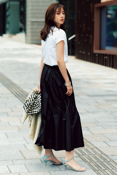 黒フレアスカート×白Tシャツコーデ