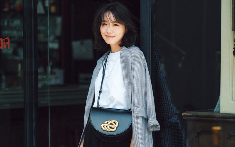 8 29のコーデ 白t ジャケットで シーンを選ばないきれいめデートスタイル Oggi Jp