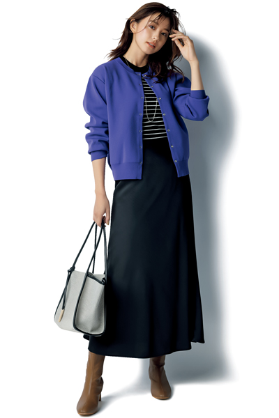 黒フレアスカート×紫のカーディガンコーデ