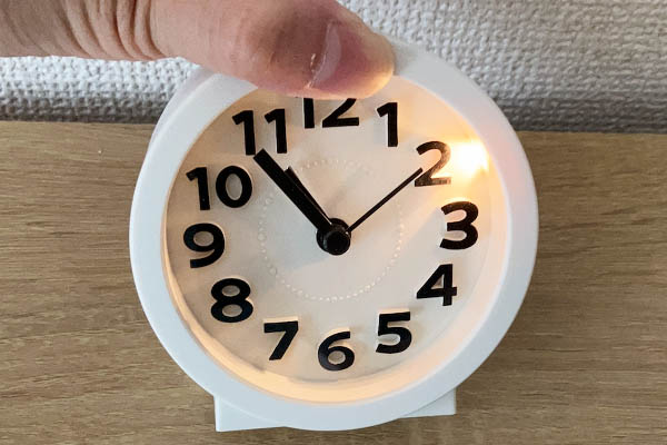 ダイソーのライト付き置き時計