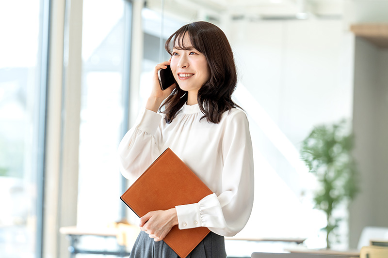 笑顔で仕事をする女性