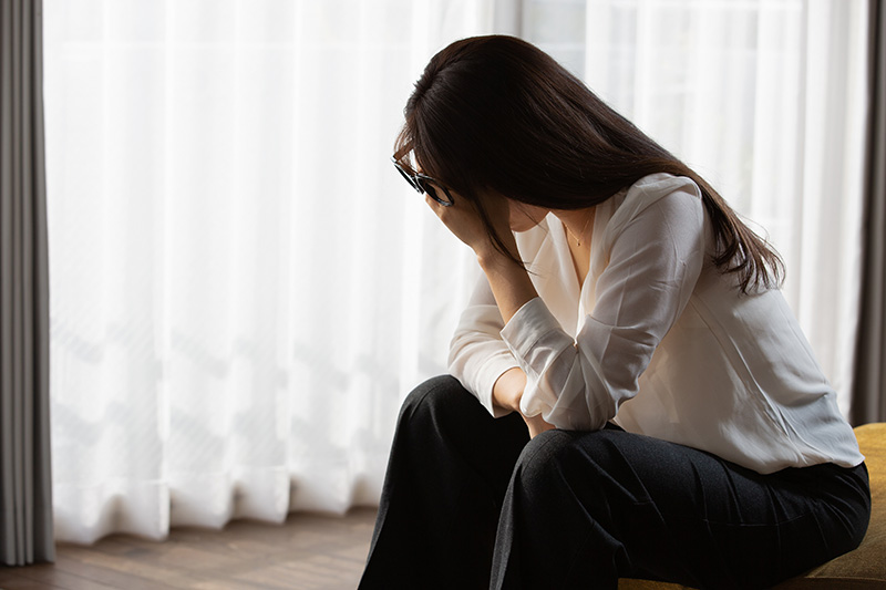 悲しむ女性