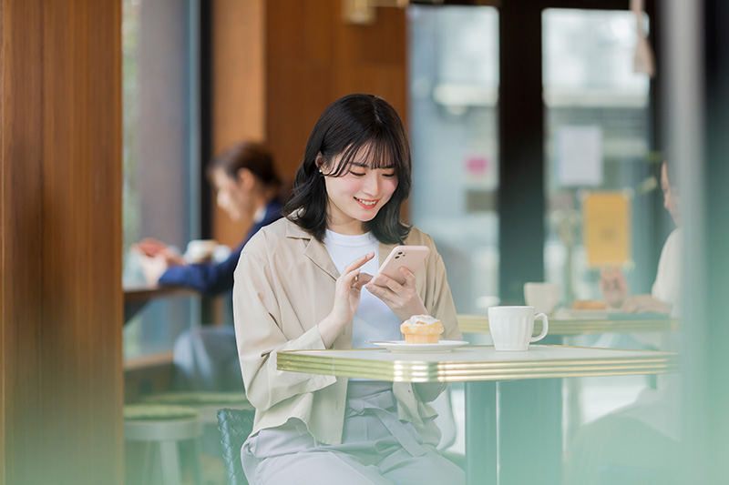 スマホを見る女性